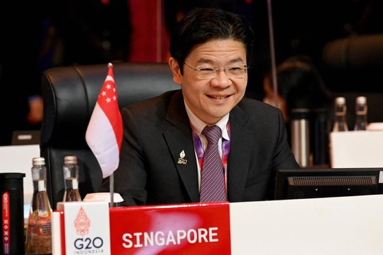 싱가포르가 20년 만에 새 행정 수반을 맞는다. 장기 집권했던 리셴룽 총리(72)가 물러나고 로런스 웡 부총리(51)가 신임 총리에 올라 내각을 이끈다. /AFPBBNews=뉴스1