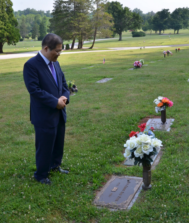 나는 미국 워싱턴이나 뉴욕에 갈 기회가 있을 때마다 필라델피아 묘지에 누워 계신 박종삼 목사님을 찾아뵙곤 한다.