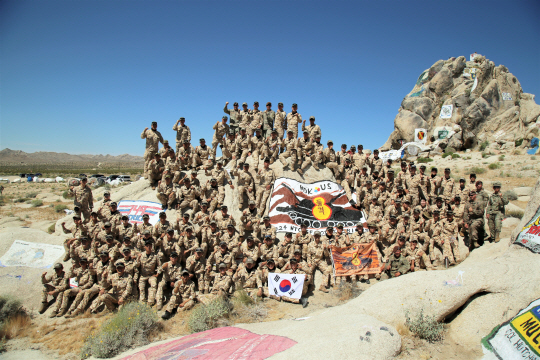 지난달 17일부터 이달 14일까지 미국 캘리포니아주 모하비 사막에 있는 국립훈련센터(NCT)에서 전개된 전지훈련에서 모든 훈련을 마친 훈련단 장병들이 기념사진을 촬영하고 있다. 육군 제공