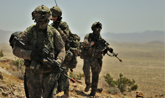 미국 캘리포니아주 모하비 사막에 있는 국립훈련센터(NCT)에서 전개된 전지훈련에서 훈련단 장병들이 목표지역을 확보하기 위해 기동하고 있다. 육군 제공