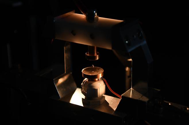 KRISS 연구진이 초과포화 환경을 구현하기 위해 사용한 정전기 공중부양장치. 장치 가운데에 공중에 뜬 수용액이 보인다.[KRISS 제공]