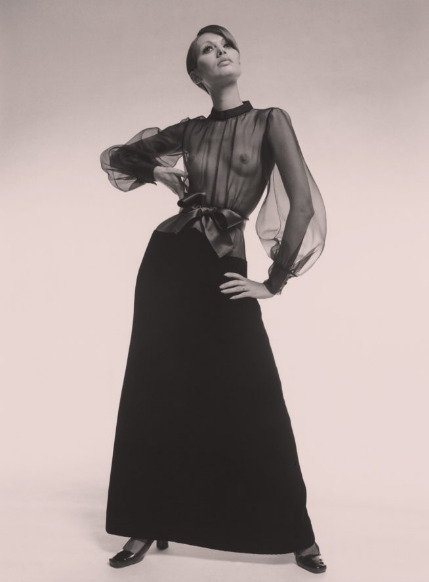 이브 생 로랑이 1960년대 패션계에 처음 선보인 시스루 룩. [이브 생 로랑 파리박물관 홈페이지]