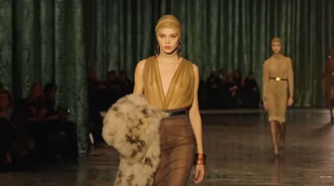 이브 생 로랑의 2024년 겨울 컬렉션 패션쇼 영상 속에서 한 모델이 시스루 의류를 입고 런웨이를 진행 중이다. [이브 생 로랑 유튜브 캡처]