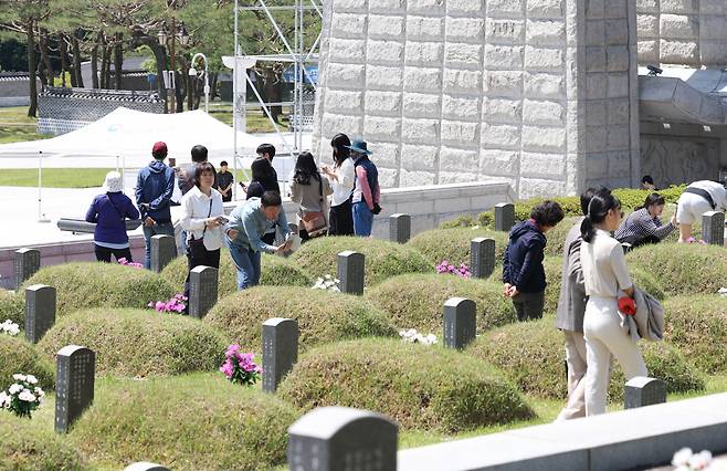 부처님오신 날인 15일 광주 북구 국립 5·18 민주묘지에서 추모객들이 참배하고 있다.[연합]