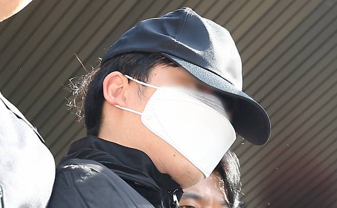 헤어지자는 여자친구를 흉기로 찔러 살해한 혐의를 받는 20대 의대생 최모 씨가 14일 오전 서울 서초경찰서에서 검찰 송치를 위해 이동하고 있다. [연합]