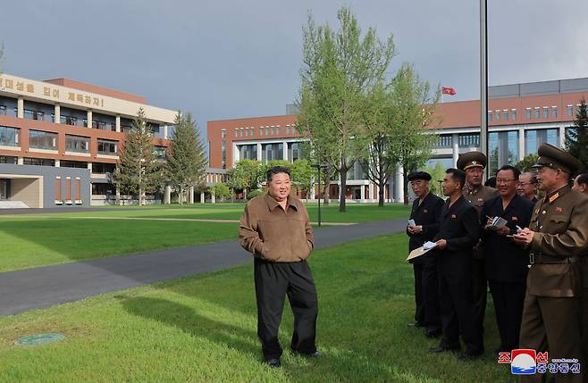 김정은 북한 국무위원장이 지난 15일 새로 완공한 노동당 중앙간부학교를 방문했다고 조선중앙통신이 16일 보도했다. [연합]