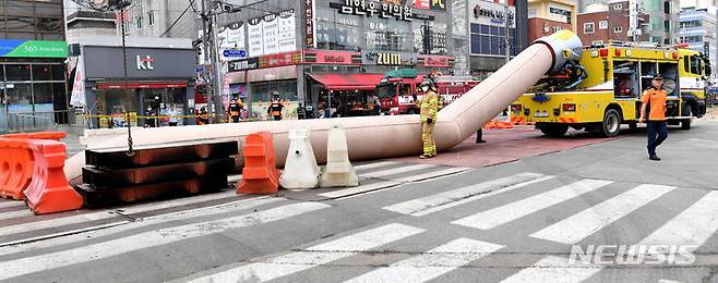 [광주=뉴시스] 변재훈 기자 = 광주 남구 봉선동 도시철도 2호선 4공구 공사 화재 현장에서 소방 당국의 배연 차량이 복공판 개방부에서 내부 매연을 빼내고 있다. 이날 화재는 용접 도중 발생한 것으로 추정되며, 작업자 11명은 대피해 인명 피해는 없었다. 2024.05.02. wisdom21@newsis.com