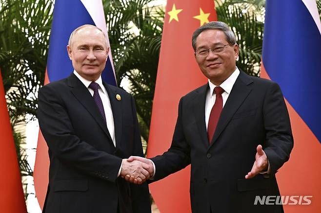 [베이징=AP/뉴시스] 블라디미르 푸틴(오른쪽) 러시아 대통령과 리창 중국 국무원 총리가 16일 오후 중국 베이징 인민대회당에서 회담하면서 악수하고 있다. 푸틴 대통령은 "중러 관계가 이미 최고 수준에 도달했다"고 말했다. 2024.05.16.