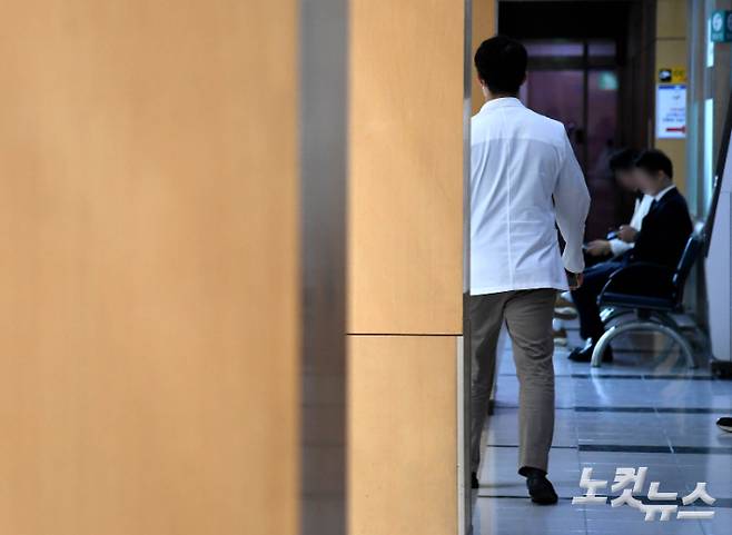 10일 서울시내 한 대학병원에서 이동하는 의료진의 모습. 황진환 기자