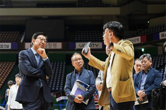 박형준 부산시장이 사직실내체육관을 방문해 시설을 점검하고 있다. 부산시 제공