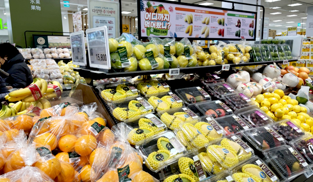 서울 한 대형마트 과일매대에 진열된 각종 외국산 과일.