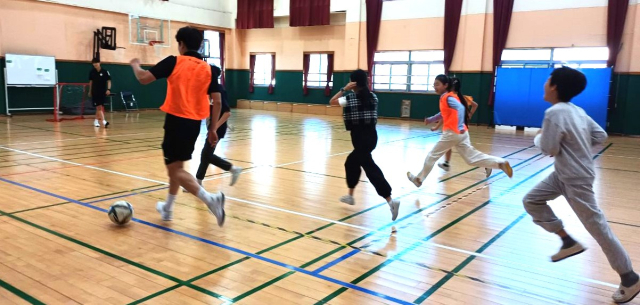 ▲대전대룡초등학교에서 열린 '하나드림스쿨-축구클리닉'에서 학생들이 드리블 기본기를 배우고 있다. ⓒ대전시교육청