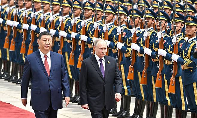 중국을 국빈 방문한 블라디미르 푸틴 러시아 대통령(오른쪽)이 16일 베이징에서 시진핑 국가주석과 함께 의장대를 사열하고 있다. AFP연합뉴스