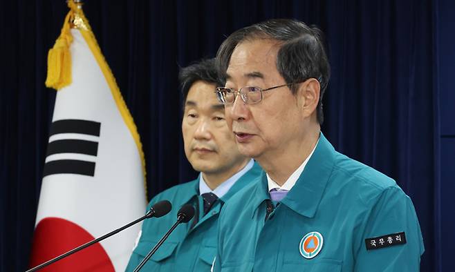 한덕수 국무총리가 이주호 사회부총리, 조규홍 복지부 장관과 16일 종로구 정부서울청사에서 의대정원 관련 대국민담화를 발표하고 있다. 연합뉴스