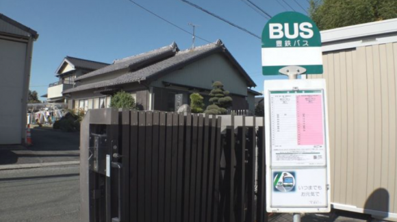 일본 아이치현 도요하시시에 세워진 가짜 버스 정류장 입간판. NEWS ONE 캡처