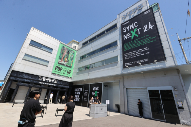 16일 서울 성동구 성수동 복합문화공간 Y173에서 열린 세종문화회관 '싱크 넥스트 24'(Sync Next 24) 미디어데이에서 참석자들이 팝업스토어를 둘러보고 있다./연합뉴스