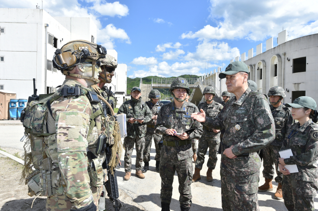 김명수 합참의장이 16일 육군 과학화전투훈련단(KCTC)을 찾아 한미 연합 과학화전투훈련에 참여하고 있는 한미 장병들을 격려하고 있다. 사진 제공=합참