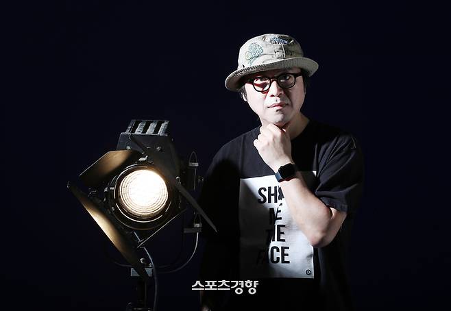 19금 영화 아이콘인 봉만대 감독이 2일 스포츠경향 창간 19주년을 맞아 가진 인터뷰에서 포즈를 취하고 있다. 2024.5.2. 정지윤 선임기자