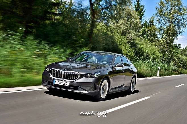 BMW 5시리즈에서 플러그인하이브리드 구동계를 갖춘  ‘530e’. 5시리즈 성장을 이끌고 있는 대표 모델이다.