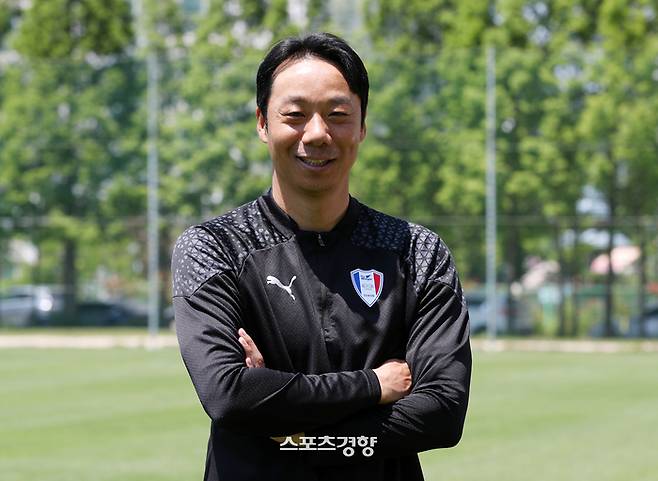 염기훈 수원 삼성 감독이 14일 경기 화성시 수원삼성축구단 클럽하우스 축구장에서 포즈를 취하고 있다. 서성일 선임기자