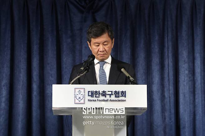 ▲ 대한축구협회는 16일 보도자료를 통해 "정몽규 회장이 태국 방콕에서 열린 2024 아시아 축구연맹(AFC) 총회에서 AFC 집행위원으로 선출됐다. AFC 집행위원 임기는 2027년 정기총회까지"라고 발표했다. 동아시아에는 6장의 집행위원 쿼터가 배정되어 있으며, 이중 한 자리가 2023년 2월 열린 AFC 총회 이후 공석이었다. 공석에 대한 선거는 차기 총회에서 실시한다는 AFC 정관에 따라 이번 총회에서 선거가 진행됐다. 정몽규 회장은 이번 선거에 단독으로 출마하여 AFC 정관에 따라 투표 없이 추대로 선임이 확정됐다. 최근 정몽규 회장에게 클린스만 감독 선임부터 아시안컵 졸전 4강 탈락, 올림픽 본선 진출 실패 등 연이은 대참사로 사퇴 요구가 빗발치고 있다