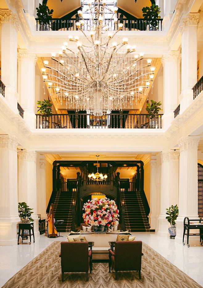 그랜드 로비. 화려하면서도 래플스 싱가포르의 역사를 품고 있다. 호텔이 문을 연 1887년부터 자리를 지키고 있는 괘종시계(grandfather Clock)가 여전히 있고, 리뉴얼을 통해 모던 럭셔리도 완성했다