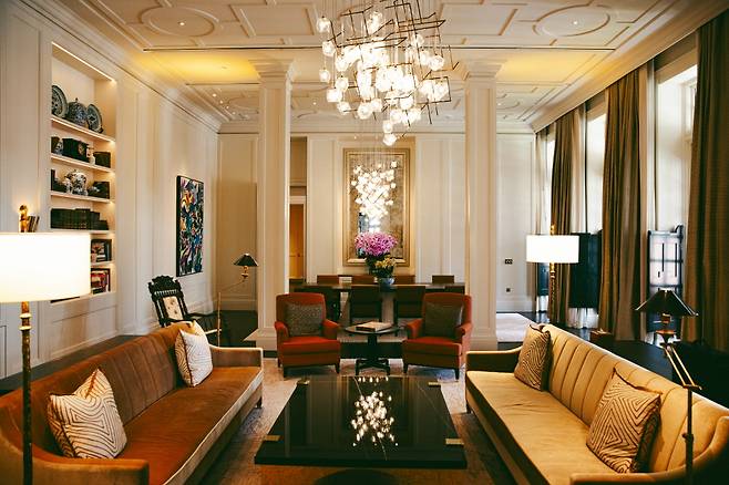 스탬포드 래플스의 명패가 붙은 '프레지덴셜 스위트'. 마이클 잭슨 등 유명인사들이 묵었고, 영화 '크레이지 리치 아시안' 등의 촬영지로도 활약했다