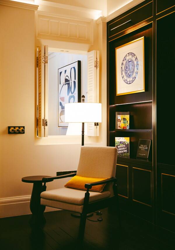 객실 곳곳을 채우는 오브제도 신경을 많이 쓴 태가 난다. 세련된 예술 작품, 래플스와 싱가포르를 이해하는 데 도움이 되는 서적이 공간을 채우고 있다