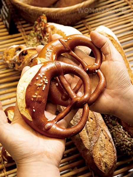 반죽을 길게 만들어 가운데에 매듭이 있는 하트 모양으로 구운 독일 빵 브레첼.
