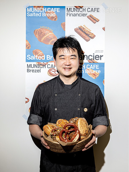 직접 만든 빵을 들고 있는 김형준 브로트아트 대표.