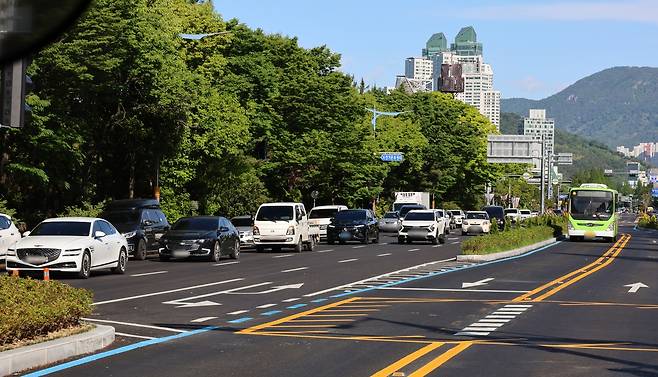 뻥 뚫린 버스 전용차로 (창원=연합뉴스) 김선경 기자 = 경남 창원시 원이대로 S-BRT 개통 둘째날인 16일 오전 성산구 중앙동 자전거문화센터 인근에서 버스는 전용 주행차로를, 승용차들은 일반차로를 달리고 있다. 버스 전용차로는 뻥 뚫린 모습인데 반해 일반차로는 출근길 정체 현상을 보인다. 2024.5.16