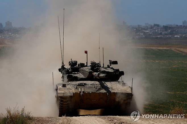 15일(현지시간) 가자지구 접경지 이동 중인 이스라엘군 전차 [로이터 연합뉴스 자료사진. 재판매 및 DB 금지]