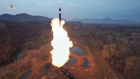 북한 조선중앙TV가 지난해 4월 3일 새로 개발한 극초음속 활공비행 전투부를 장착한 새형의 중장거리 고체탄도미사일 '화성포-16' 형의 시험발사 장면을 보도하고 있다. 사진=뉴시스(북한 조선중앙TV 캡처)