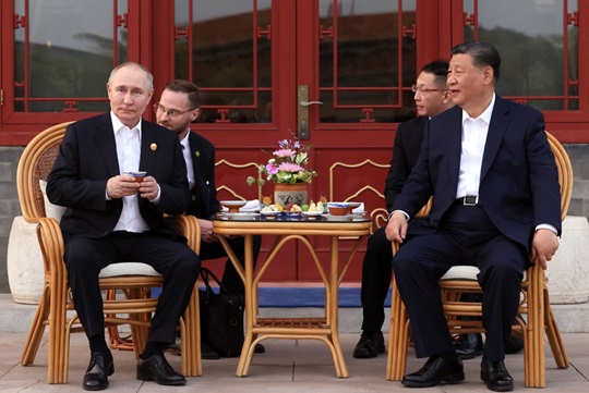 블라디미르 푸틴(왼쪽) 러시아 대통령과 시진핑 중국 국가주석이 16일 중국 베이징 중난하이에서 정상회담하는 모습(사진 출처 : AP/뉴시스)