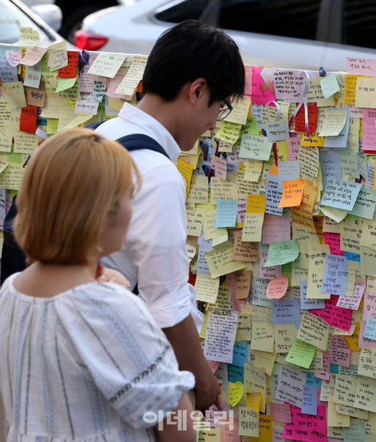 지난 2016년 5월 22일 서울 강남역 10번출구를 찾은 시민들이 ‘강남역 살인사건’의 피해자를 추모하고 있다 (사진=이데일리DB)