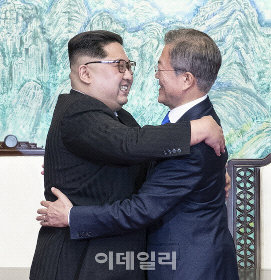문재인 전 대통령이 2018년 4월 27일 판문점에서 김정은 북한 국무위원장과 공동선언문에 서명한 뒤 포옹하고 있는 당시 모습(사진=이데일리 DB).