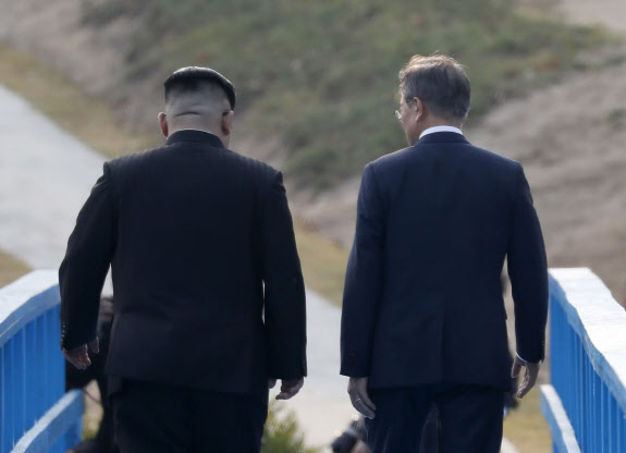 2018년 4월 27일 당시 문재인 대통령과 김정은 북한 국무위원장이 공동 식수를 마친 후 군사분계선 표식물이 있는 ‘도보다리’까지 산책을 하며 담소를 나누고 있다(사진=한국공동사진기자단).