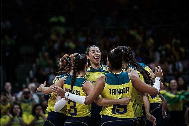 브라질 여자배구 대표팀이 기뻐한다, FIVB