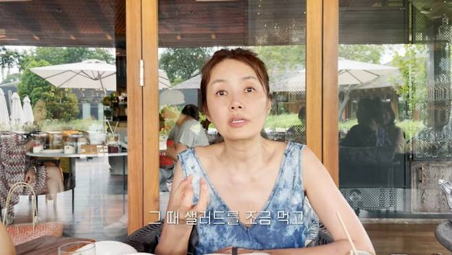배우 신애라가 혈당 조절을 위한 관리법을 공개했다. 본격적인 식사 전 샐러드를 먼저 먹는 방법이다. [사진=유튜브 채널 '신애라이프']