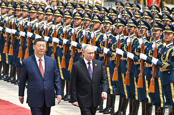 블라디미르 푸틴 러시아 대통령이 16일 베이징 인민대회당앞에서 열린 공식 환영행사에서 시진핑 국가주석과 함께 중국 의장대를 사열하고 있다. 2024.05.16 ⓒ AFP=뉴스1 ⓒ News1 김성식기자