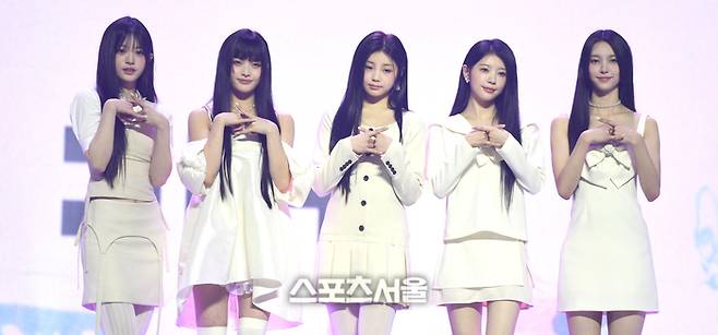 아일릿 민주, 이로하, 원희, 모카, 윤아(왼쪽부터)가 25일 서울 용산구 블루스퀘어에서 열린 데뷔 미니 1집 ‘슈퍼 리얼 미’ 미디어 쇼케이스에서 포토타임을 갖고 있다. 2024. 3. 25.최승섭기자 thunder@sportsseoul.com