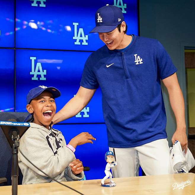 오타니 쇼헤이가 경기 전 어린이 팬인 앨버트 리를 만나 선물을 주고는 함께 활짝 웃고 있다. 출처=LA 다저스 구단 SNS