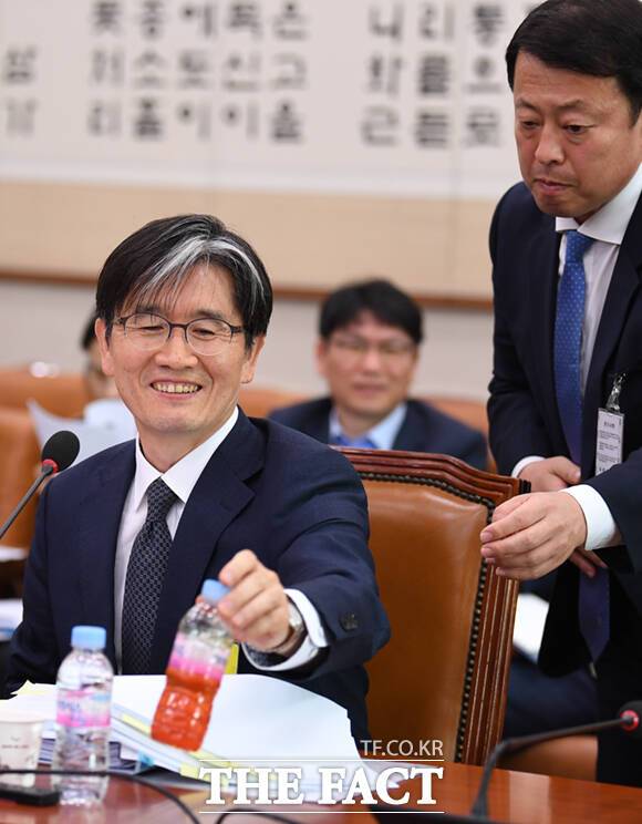 결국 웃으며 음료를 집어 든 오 후보.