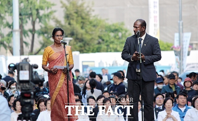 제44주년 5⋅18민주화운동 전야제에서 '5⋅18 인권상' 수상자인 스리랑카 여성인권활동가 수간티니 마티야무탄 탕가라사가 무대에 올라 이야기하고 있다./ 광주 = 나윤상