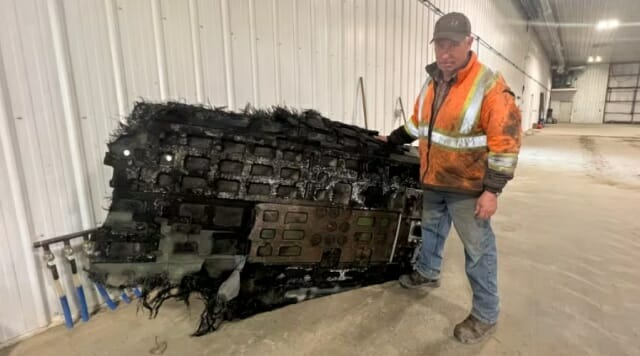 캐나다 농장에서 40kg에 달하는 우주 쓰레기 조각이 발견됐다. 이를 발견한 농부는 이 우주쓰레기를 팔아 지역 하키 링크를 지원하기 위한 자금을 마련할 계획이라고 밝혔다. (사진=CBC)