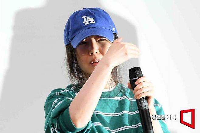 민희진 어도어 대표가 25일 서울 서초구 한국컨퍼런스센터에서 모회사 하이브와의 갈등 사태와 관련해 입장 발표를 하고 있다. 앞서 하이브는 민희진 대표 등 어도어 경영진에 대한 중간 감사 결과를 발표하고, 이들을 업무상 배임 등 혐의로 고발한다고 밝혔다. 사진=강진형 기자aymsdream@