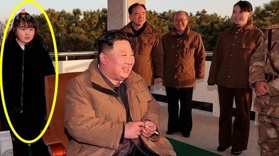 지난해 평양 국제공항에서 실시한 대륙간탄도미사일(ICBM) 화성포-17형 발사를 지켜보고 있는 김정은 위원장. 뒤에는 김주애가 디올 명품 코트를 걸치고 서있다. /뉴스1