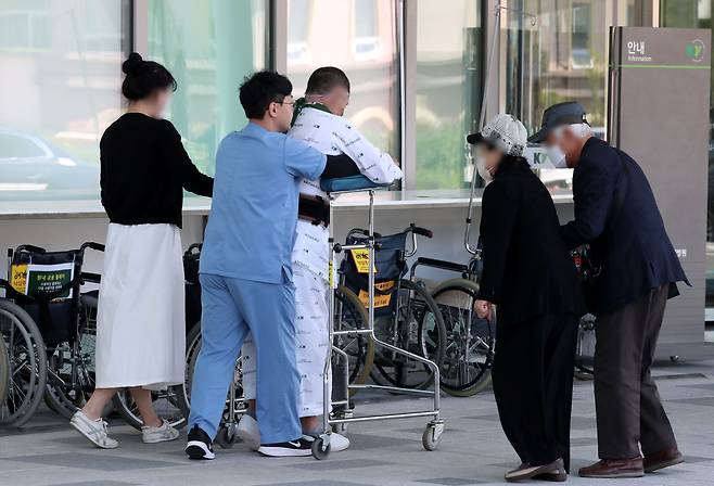 정부의 2025학년도 의대 증원 추진에 대한 법원 판단을 앞두고 있는 16일 오전 대전의 한 대학병원에서 의료진이 환자의 재활치료를 돋고 있다. /신현종 기자