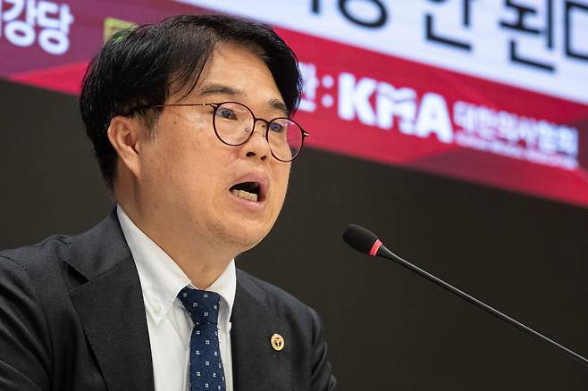 임현택 대한의사협회장이 16일 서울 용산구 의협회관에서 열린 2025년 수가협상에 대한 대한의사협회 입장 발표 기자회견에서 발언하고 있다. /뉴스1