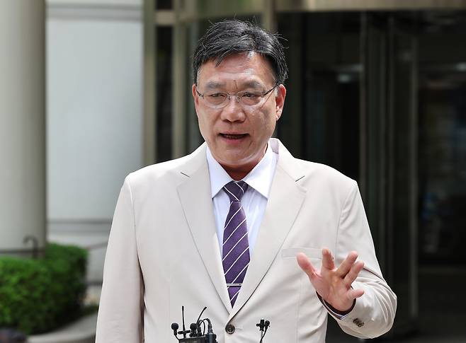 의대생들을 대리하는 법무법인 찬종 이병철 변호사가 지난달 26일 서울 서초구 서울중앙지방법원에서 취재진에게 입장 설명을 하고 있다. /연합뉴스